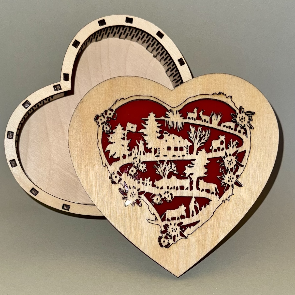 Herzbox Linde mit filigranem Scherenschnitt-Design