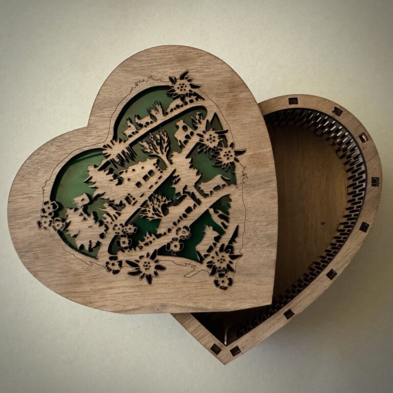Herzbox Nussbaum mit filigranem Scherenschnitt-Design