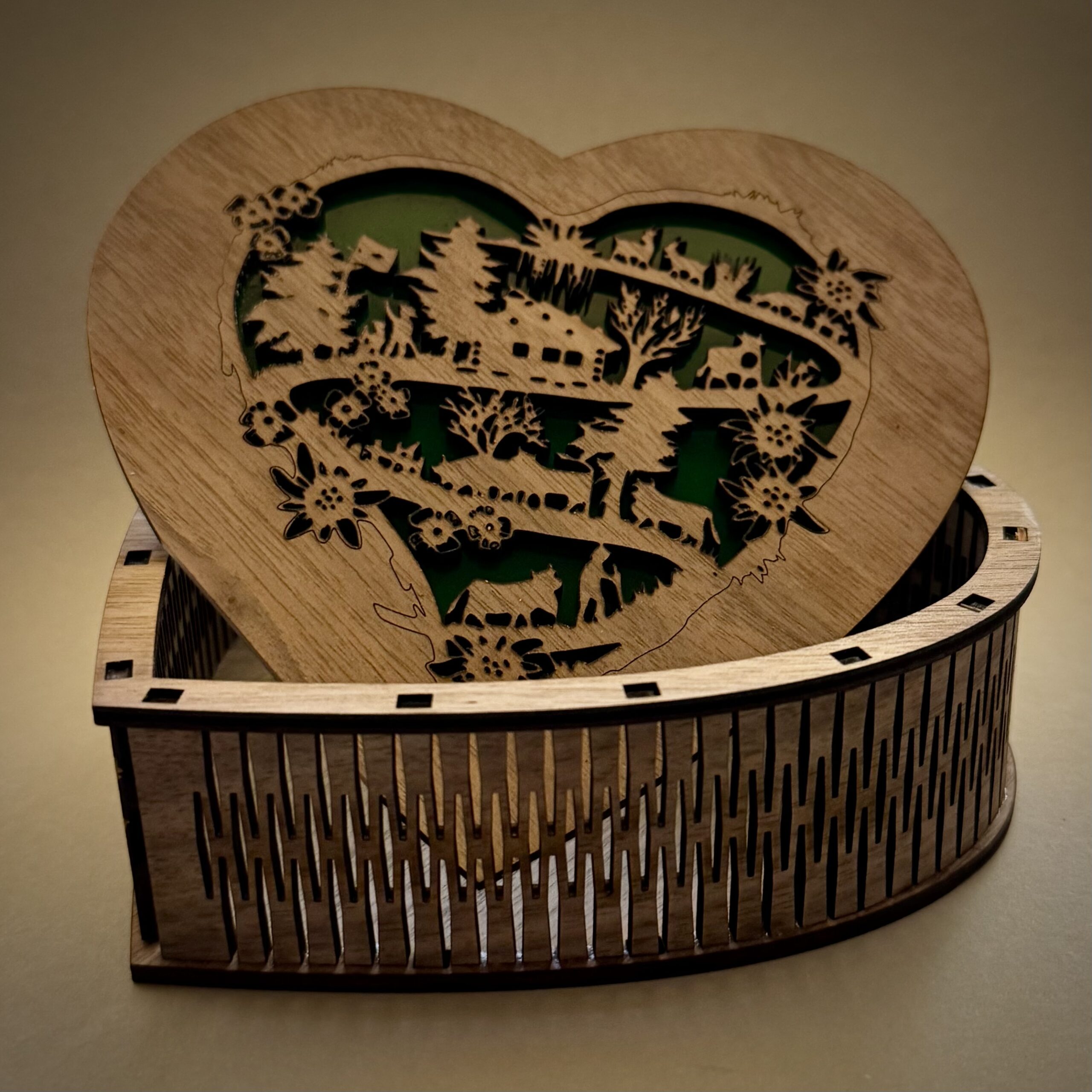 Herzbox Nussbaum mit filigranem Scherenschnitt-Design – Bild 2