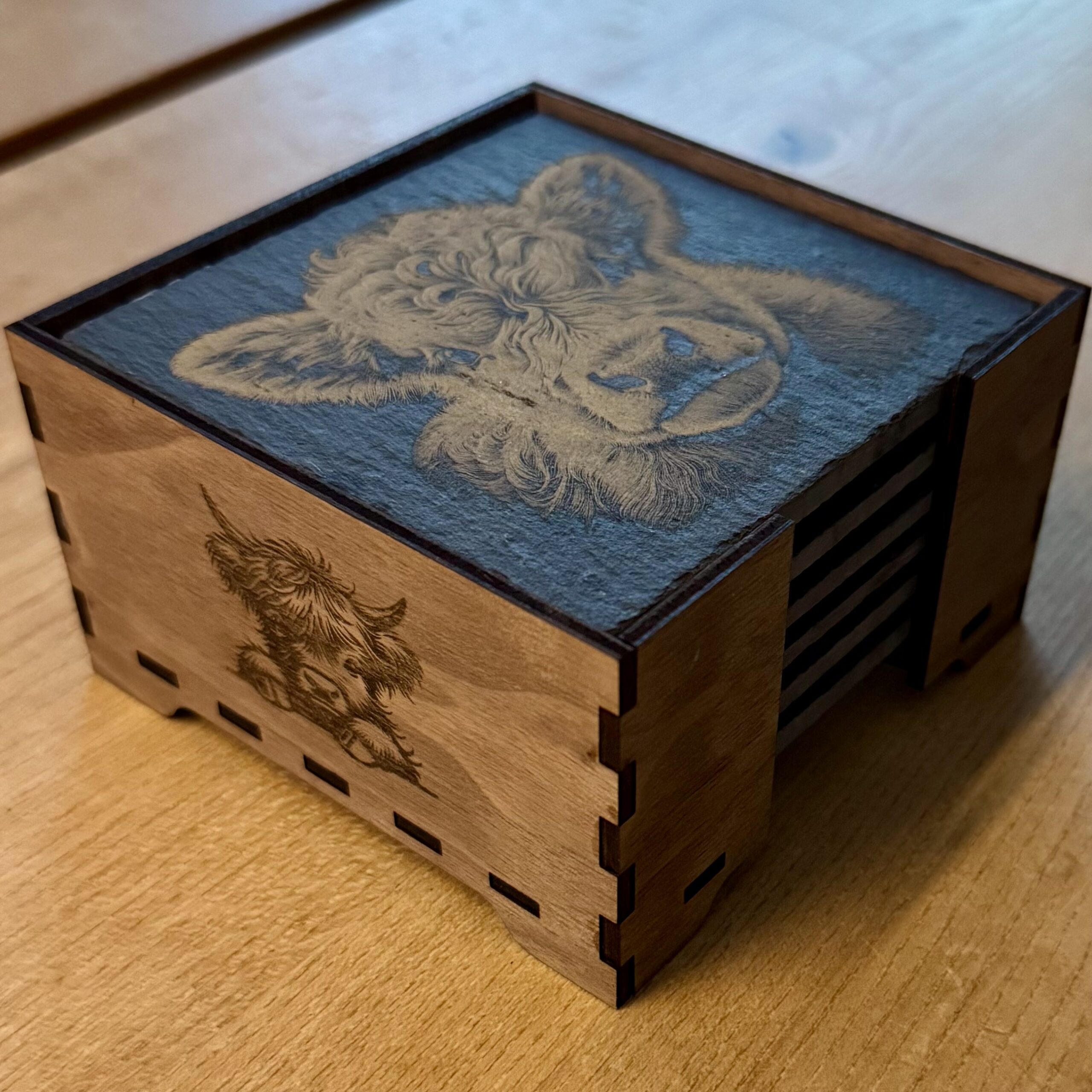 Set von 6 Schiefer-Untersetzer mit Box Highland Cow