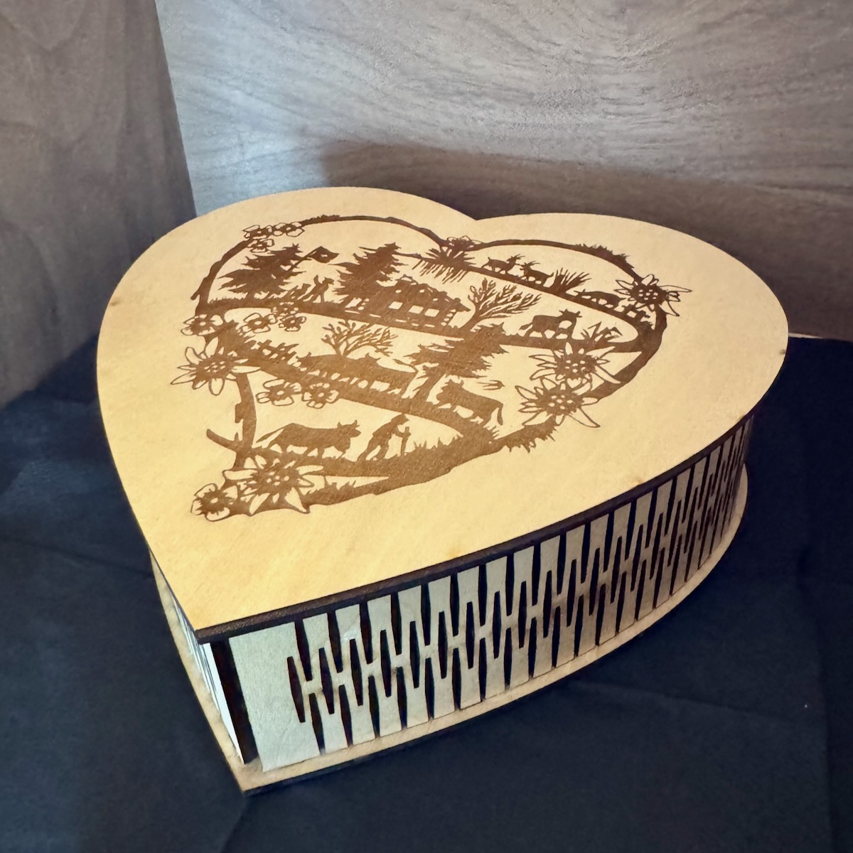 Herzbox filigranem Scherenschnitt – Bild 3