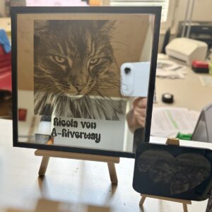 Personalisierter Gravur-Spiegel (15 x 15 cm) – Einzigartige Momente im Reflex