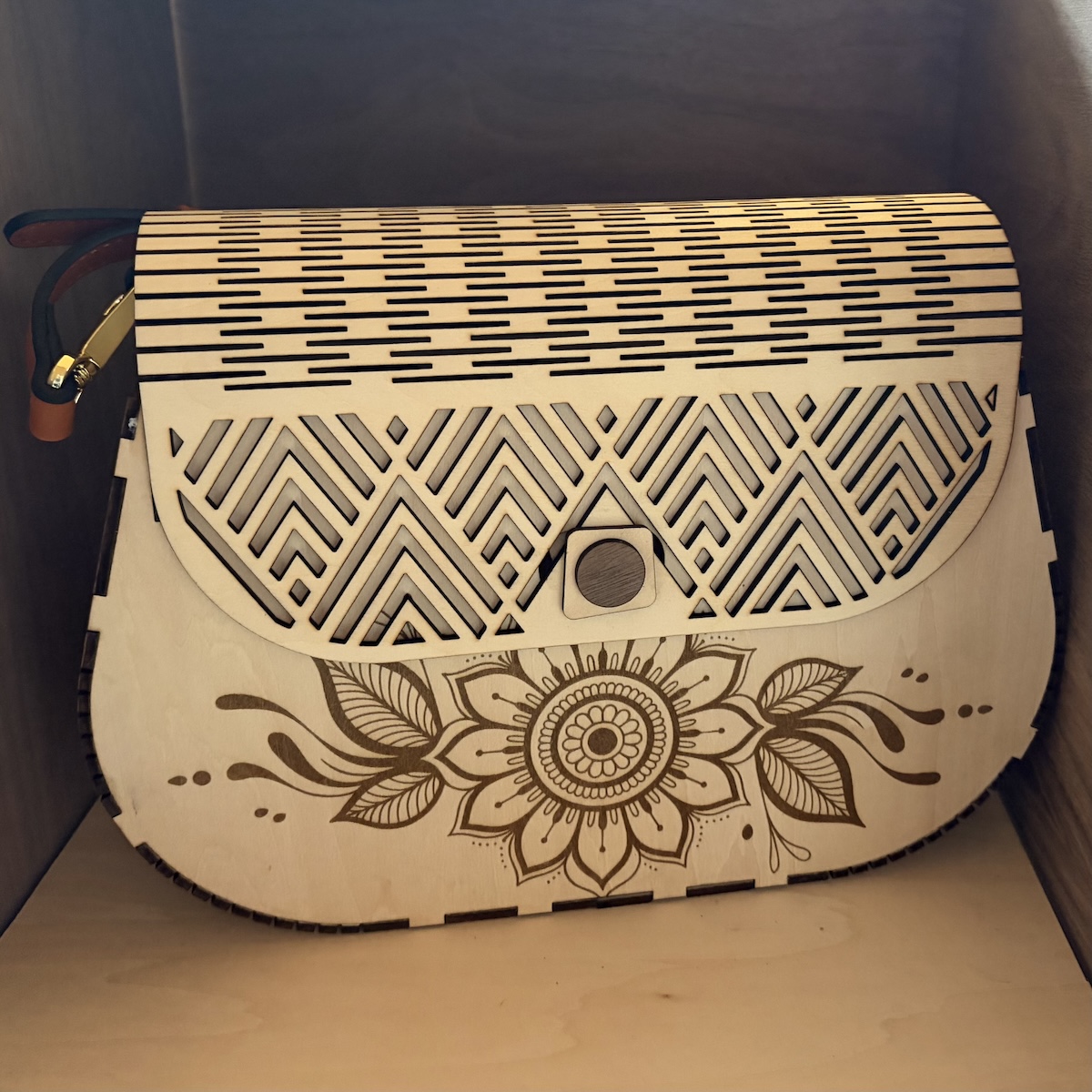 Designer-Handtasche aus Holz – Die Verbindung von Natur und Handwerk – Bild 2